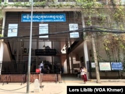 ស្ត្រីម្នាក់ ដើរចេញពីមន្ទីរពេទ្យគន្ធបុប្ផា ក្នុង រាជធានីភ្នំពេញ នៅថ្ងៃទី៧ ខែមេសា ឆ្នាំ២០២៣។ (លាស់ លីបលីប/វីអូអេ)