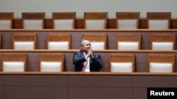 Perry Warjiyo menghadiri pemungutan suara dalam rapat pleno di parlemen, Jakarta, untuk menentukan pencalonannya sebagai Gubernur Bank Indonesia masa jabatan kedua, 21 Maret 2023. (REUTERS/Ajeng Dinar Ulfiana)