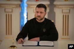 ปธน.โวโลดิเมียร์ เซเลนสกี ลงนามในเอกสารที่กรุงเคียฟ เมื่อ 12 ม.ค. 2567 ก่อนจะเดินทางไปสวิตเซอร์แลนด์ในวันที่ 15 ม.ค. เพื่อร่วมประชุม World Economic Forum