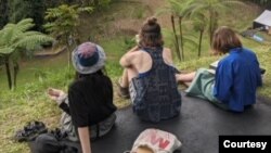 Wisatawan Asing -- Berkontribusi positif pada lingkungan melatarbelakangi semangat slow tourism. (Dokumentasi Tanakita)