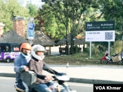 បដាបង្ហាញការដាក់លក់ដីនិងផ្ទះ ត្រូវបានឃើញនៅលើដងផ្លូវនៅក្នុងខេត្តព្រះសីហនុ កាលពីថ្ងៃទី៦ ខែមករា ឆ្នាំ២០២៤។ (ធីតា វីន/វីអូអេ)