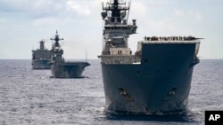 Kapal-kapal Angkatan Laut Australia berlayar dalam formasi bersama 37 kapal lainnya selama latihan Rim of the Pacific (RIMPAC) pada tahun 2022. RIMPAC 2024 sedang berlangsung sekarang, dengan 29 negara berpartisipasi. (foto: Australian Defense Force)