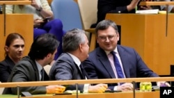 在联合国总部，乌克兰外长库列巴(右)与乌克兰常驻联合国代表基斯利齐亚在联合国大会通过支持乌克兰的决议后面露微笑。(2023年2月23日)