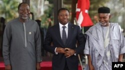 Rais wa Togo Faure Gnassingbé (katikati) alipopokelewa na rais wa Jumuiya ya Kiuchimi ya nchi za Afrika Magharibi (ECOWAS). Picha na Kola Sulaimon / AFP