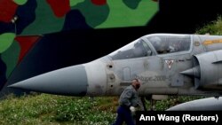 Pesawat Mirage 2000-5 milik Angkatan Udara Taiwan terlihat di Pangkalan Udara Hsinchu, di Hsinchu, Taiwan, 11 Januari 2023. Kementerian Pertahanan menunda pembelian 12 jet tempur Mirage 2000-5 karena keterbatasan anggaran. (Foto: REUTERS/Ann Wang)
