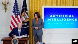 FILE - Presiden Joe Biden menandatangani perintah eksekutif terkait kecerdasan buatan (AI) di Ruang Timur Gedung Putih, Washington, 30 Oktober 2023. (AP/Evan Vucci)
