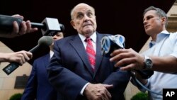 На Џулијани, поранешен федерален обвинител и градоначалник на Њујорк, му беше наложено да плати кауција од 150.000 долари 