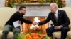 Presiden AS Joe Biden berjabat tangan dengan Presiden Ukraina Volodymyr Zelenskyy di Gedung Putih, Washington DC, Selasa (12/12). 