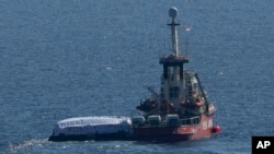 Kapal milik kelompok bantuan Open Arms dengan bantuan di platform mengangkut sekitar 200 ton beras dan tepung langsung ke Gaza, berangkat dari pelabuhan dari selatan kota Larnaca, Siprus, Selasa, 12 Maret 2024. (AP/Petros Karadjias)