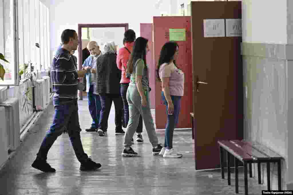 Македонските граѓани излегоа на гласање, на располагање имаат две гласачки кутии: За претседател и за пратеници во Македонското собрание.