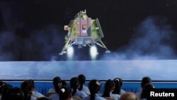 2023년 8월 23일, 인도인들이 세계 최초 달 남극 인근 착륙에 성공한 찬드라얀-3호의 발사 장면을 지켜보고 있다. (자료사진)