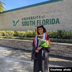 Lidiah Treda Iwo berpose di depan gerbang kampus University of South Florida di Tampa, Florida (dok. pribadi)