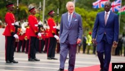 Rais wa Kenya William Ruto na Mfalme Charles wa Uingereza walipowasili kwenye Kaburi la Shujaa Asiyejulikana jijini Nairobi Oktoba 31, 2023. Picha na Victoria Jones / POOL / AFP. 