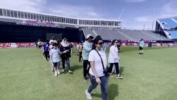 پاکستان ٹیم کے ساتھ اسٹیڈیم میں پرچم لہرانے کے لیے بچے پُرجوش