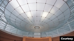 This lens ceiling at the Sandra Day O’Connor U.S. Courthouse in Phoenix, Arizona, was designed to feel like the sky, according to artist James Carpenter. (James Carpenter Design Associates Inc)