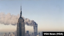 Teroris Al-Qaeda membajak dua jet komersial dan menabrakkannya ke menara kembar World Trade Center, menyebabkan kedua gedung pencakar langit itu runtuh, 11 September 2001. (Foto: VOA)