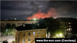 نمایی از آتش‌سوزی در فرودگاه شهر پسکوف در شمال غربی روسیه . منبع عکس: www.the-sun.com