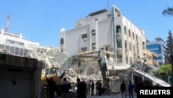 지난 1일 이스라엘의 공습으로 무너진 시리아 주재 이란 영사관에서 구조 작업이 진행되고 있다.