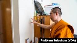 พระมหาเรืองฤทธิ์ พระสงฆ์ที่วัดไทยกรุงวอชิงตัน ดี.ซี. ขี้บริเวณผนังที่เคยเป็นจุดที่ตั้งของตู้เซฟ ที่ถูกคนร้ายงัดออกไปจากกุฎิ เมื่อวันที่ 7 เม.ย. 2567