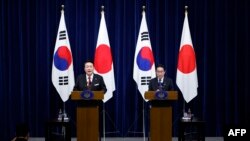 윤석열(왼쪽) 한국 대통령과 기시다 후미오 일본 총리가 16일 도쿄에서 회담 직후 공동회견하고 있다.