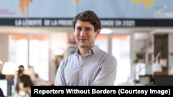 Позитивен фактор е постоењето на силни новинарски здруженија и граѓанско општество кои ја бранат слободата на медиумите. Негативната страна е што медиумите и општеството, како што можеме да видиме, се поларизирани во Северна Македонија, вели Салај од Репортери без граници.