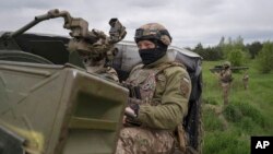 Anggota unit pertahanan udara Ukraina di dekat Kyiv, Senin, 8 Mei 2023. Sejak Rusia melanjutkan serangan udara reguler pada 28 April, unit tersebut memiliki skor sempurna, mencegat setiap tembakan drone dan rudal ke ibu kota. (AP/Andrew Kravchenko)