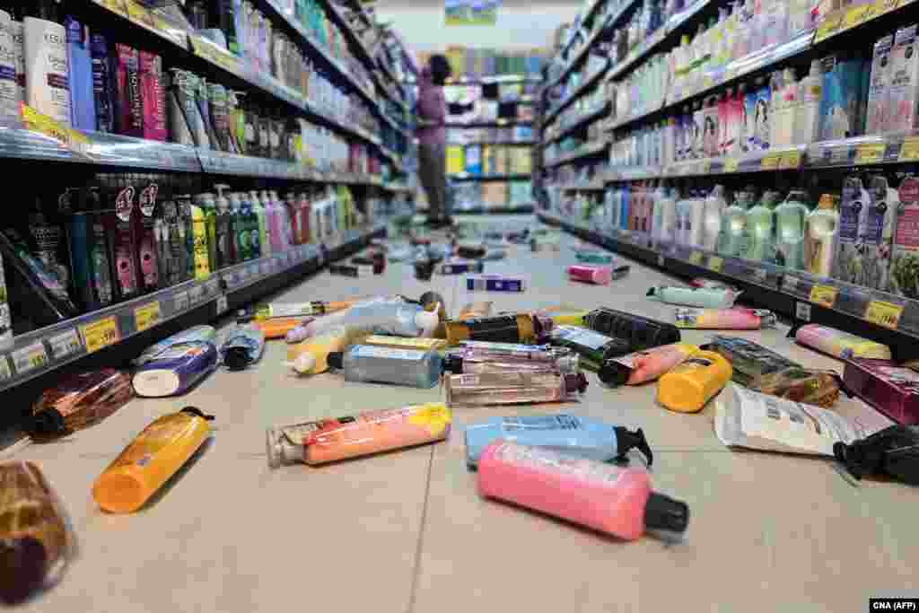 This photo taken by Taiwan&#39;s Central News Agency (CNA) on April 3, 2024 shows bottles strewn on the floor of a supermarket in Yilan, after a major earthquake hit Taiwan&#39;s east.