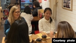 Para pelanggan lokal menikmati hidangan Warkop NYC di New York (dok: Warkop NYC)