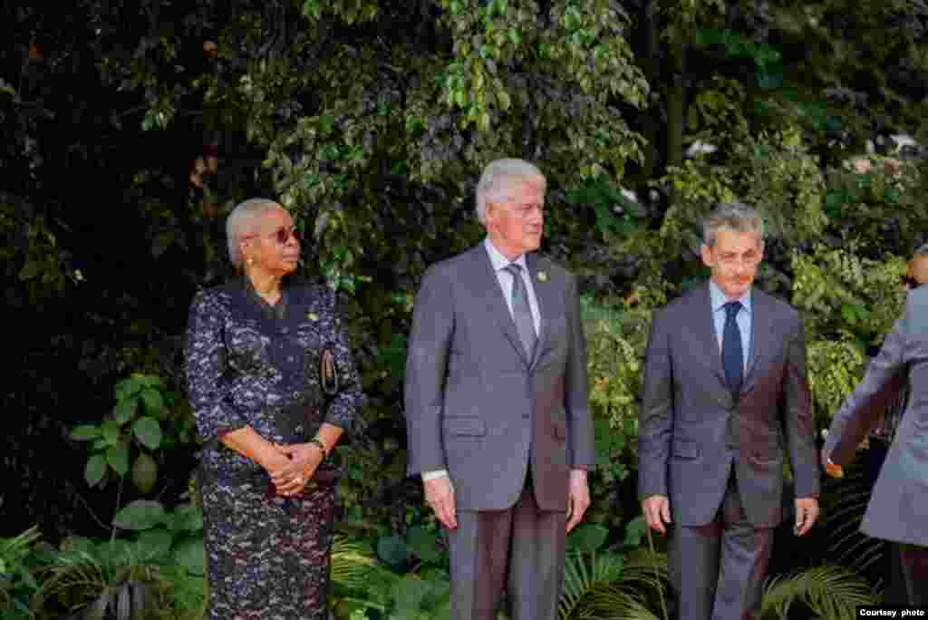 Kushoto: Graca Machel, mke wa hayati Nelson Mandela, Bill Clinton, Rais wa zamani wa Marekani, Nicolas Sarkozy, Rais wa zamani wa Ufaransa.