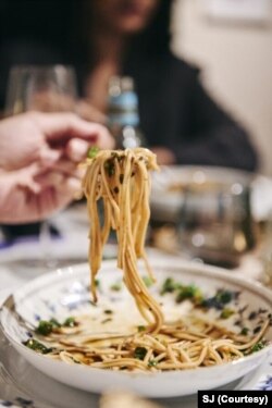 印度新德里一家聚餐俱乐部的成员在享用中国四川麻辣餐（美国之音特约记者贾尚杰拍摄）