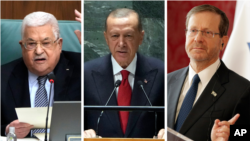 រូបថតផ្គុំនេះដែលត្រូវបានបង្កើតឡើងនៅថ្ងៃទី ៩ ខែតុលា ឆ្នាំ ២០២៣ បង្ហាញរូបលោក Mahmoud Abbas ប្រធានាធិបតីប៉ាឡេស្ទីន (ឆ្វេង) លោក Recep Tayyip Erdogan ប្រធានាធិបតីតួកគី (កណ្តាល) និងលោក Isaac Herzog ប្រធានាធិបតីអ៊ីស្រាអែល (ស្តាំ)។ 