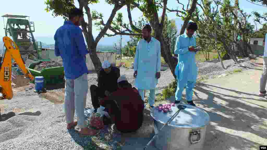 Laborers prepare lunch at a project site at Udhampur-Srinagar-Baramulla Rail Line in Kashmir. (Bilal Hussain/VOA)