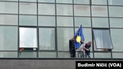 Zastava Kosova na zgradi opštine Severne Mitrovice