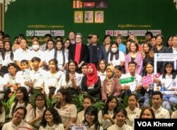 ក្រុមយុវជនថតរូបជាក្រុមជាមួយមន្ត្រីស្ថានទូត និងមន្ត្រីរដ្ឋាភិបាលមួយចំនួន និងអ្នកពាក់ព័ន្ធផ្សេងទៀត នៅក្នុងវេទិកាយុវជនជាតិឆ្នាំ២០២៣ រាជធានីភ្នំពេញ ថ្ងៃទី១១ ខែសីហា ឆ្នាំ២០២៣។ (ហ៊ុល រស្មី/វីអូអេ)