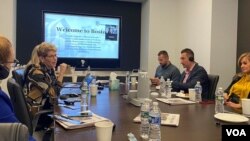 Македонски судии и новинари одблизу погледнаа како функционира американскиот судски систем. Новинарите во Бостон електронски добиваат списи од судења, можат да ги следат во живо преку интернет и имаат архива за нив. Идејата е оваа пракса да се имплементира во Северна Македонија.