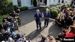 Кевин Маккарти и Митч Макконнелл беседуют с журналистами после переговоров об ограничении госдолга с президентом США Джо Байденом в Белом доме в Вашингтоне, 9 мая 2023 года.