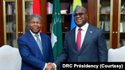 João Lourenço (G) mokonzi ya Angola mpe mobondi ya Union africaine na matata na monyele ya Ekolo Congo démocratique akutani na masolo na président Félix Tshisekedi ya RDC na Kinshasa, 12 sanza ya mwambe 2024. (Présidence RDC)