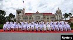 Perdana Menteri Thailand Srettha Thavisin dan anggota kabinetnya berfoto bersama di gedung pemerintah setelah upacara audiensi kerajaan untuk mengucapkan sumpah setia di Bangkok, Thailand, 5 September 2023. (Foto: REUTERS/Athit Perawongmetha)