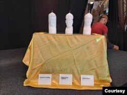 송 벽 화가는 3일 개막식에서 직접 제작한 김정은 북한 국무위원장과 블라디미르 푸틴 러시아 대통령, 시진핑 중국 국가 주석의 얼굴을 형상화한 3개의 촛대에 불을 붙이는 점화식을 진행했다. 사진 = 인권재단 제공