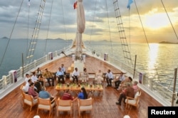 Presiden Indonesia Joko Widodo dan istrinya Iriana Widodo, di atas kapal Pinisi bersama para pemimpin ASEAN dan pasangannya, di sela-sela KTT ASEAN ke-42, 10 Mei 2023. (Handout Istana Kepresidenan Agus Suparto via REUTERS)