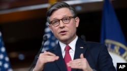 Ketua DPR Amerika, Mike Johnson berbicara pada konferensi pers di Gedung Capitol, Washington, DC hari Kamis 29 Februari 2024. 