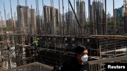 北京街头一处过街天桥上俯瞰正在修建的北京地铁。（2023年4月18日）