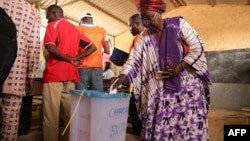 Une électrice vote à l'école d'Abena à N'Djamena le 6 mai 2024 lors de l'élection présidentielle au Tchad. (Photo Joris Bolomey / AFP)
