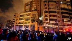 人群聚集在黎巴嫩南郊一座发生了爆炸的大楼外。哈马斯和真主党官员说，哈马斯高级官员阿鲁里被炸死。(2024年1月2日)