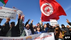 Plusieurs ONG internationales ont dénoncé une "régression croissante des droits" en Tunisie depuis le coup de force de Kais Saied à l'été 2021 par lequel il s'est octroyé les pleins pouvoirs. 