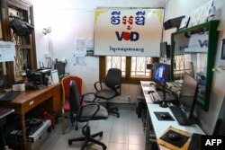 រូបឯកសារ៖ បន្ទប់​ស្ទូឌីយោ​ថត​សំឡេង​នៅ​ស្ថាប័ន​សារព័ត៌មាន​វីអូឌី (VOD)ក្នុង​រាជធានី​ភ្នំពេញ កាលពី​ថ្ងៃ​ទី១៣ ខែកុម្ភៈ ឆ្នាំ២០២៣ បន្ទាប់ពី​នាយក​រដ្ឋមន្រ្តី​កម្ពុជា​បាន​និយាយ​ថា VOD នឹង​ត្រូវបាន​ដកហូត​អាជ្ញា​បណ្ណ​ប្រតិបត្តិការ​របស់​ខ្លួន។