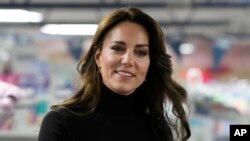 Kate, Putri Wales tersenyum saat berkunjung ke Sebby's Corner di London utara, Jumat, 24 November 2023. (Foto: AP)