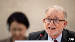 ریچارد بنیټ په ژنیو کې د ملګرو ملتونو د بشري حقونو شورا ته د افغانستان په اړه راپور وړاندې کوي. 