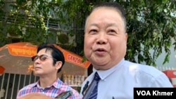 លោក ទាវ វណ្ណុល ប្រធានគណបក្សភ្លើងទៀន ផ្តល់បទសម្ភាសន៍ដល់សារព័ត៌មាន នៅក្រៅសាលាដំបូងរាជធានីភ្នំពេញថ្ងៃទី២៥ ខែមេសា ឆ្នាំ២០២៤។(លាស់ លីបលីប/វីអូអេ)