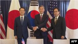 미한일 북핵 수석대표가 17일 인도네시아 자카르타에서 회담했다. 왼쪽부터 김건 한국 외교부 한반도평화교섭본부장, 성 김 미 국무부 대북특별대표, 나마즈 히로유키 일본 외무성 아시아대양주 국장.